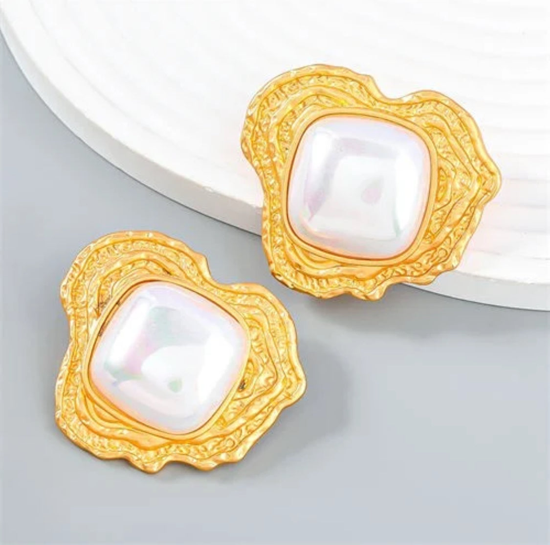 Elizabeth Luxe Pearl Studs